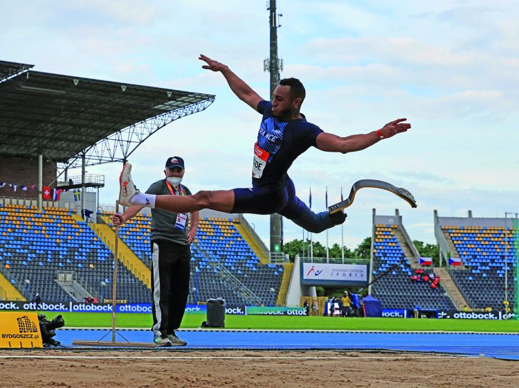 Photo : Dimitri Pavadé en train de faire un saut en longueur.